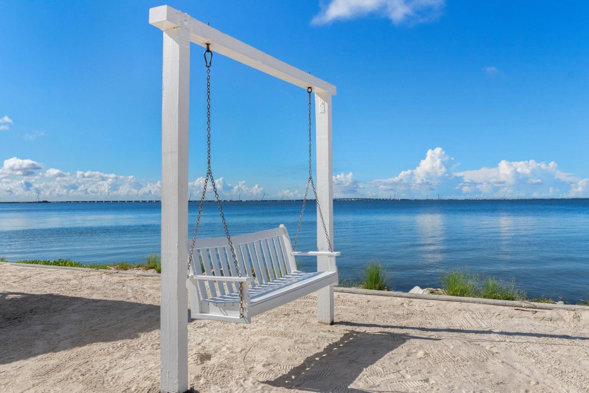 227-wifi, New Paint, Amazing Views, Close To Bucs Stadium Apartment Tampa