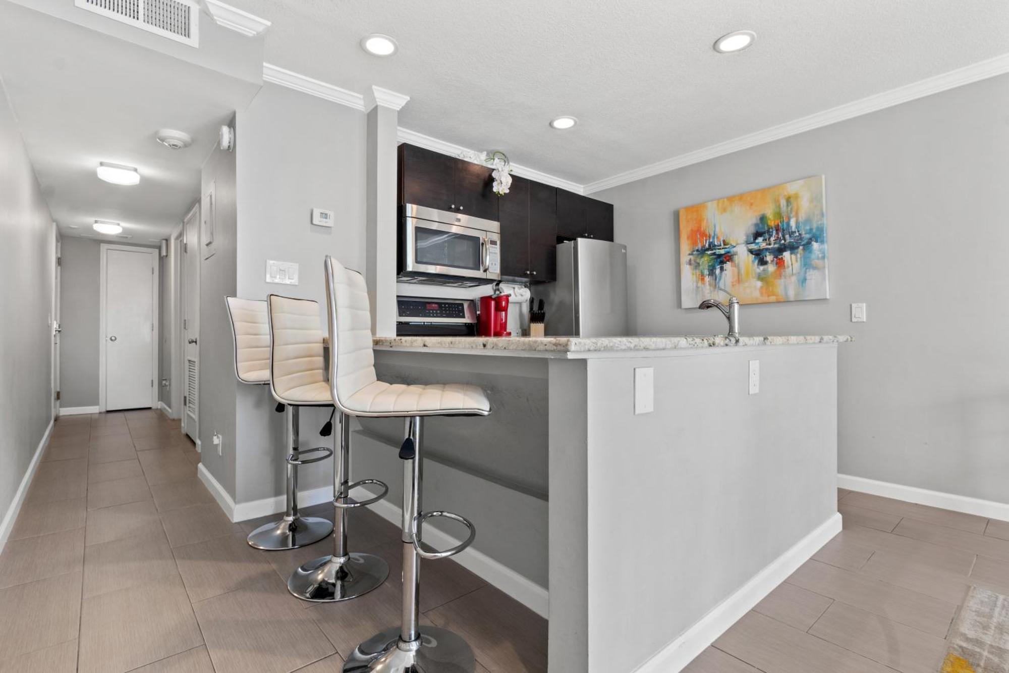 Apartment 227-wifi, New Paint, Amazing Views, Close To Bucs Stadium Tampa