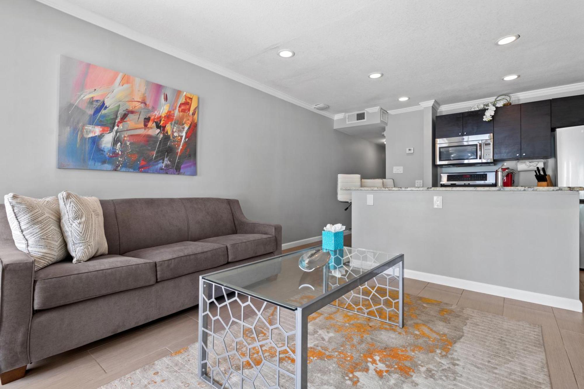 Apartment 227-wifi, New Paint, Amazing Views, Close To Bucs Stadium